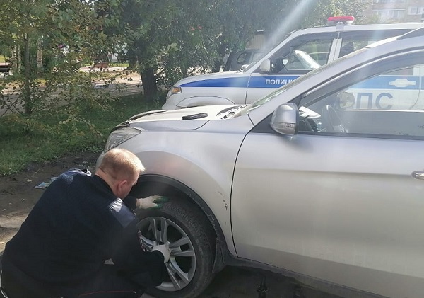 
В Сосногорске полицейский помог девушке заменить колесо