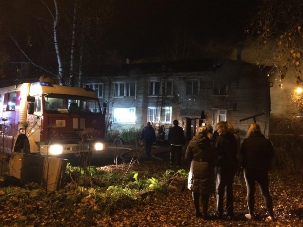 В столице Коми горит жилой дом