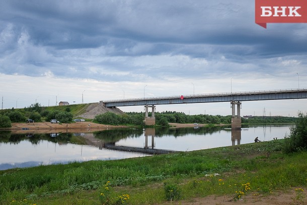 В Сыктывкаре начался ремонт пешеходной части краснозатонского моста 