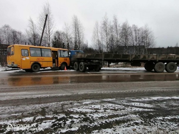 В Сосногорске школьный автобус столкнулся с «Уралом»