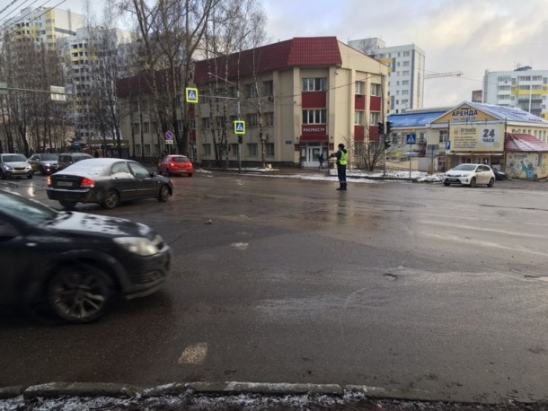 Забывшие жесты регулировщика водители затруднили движение на перекрестке в Сыктывкаре