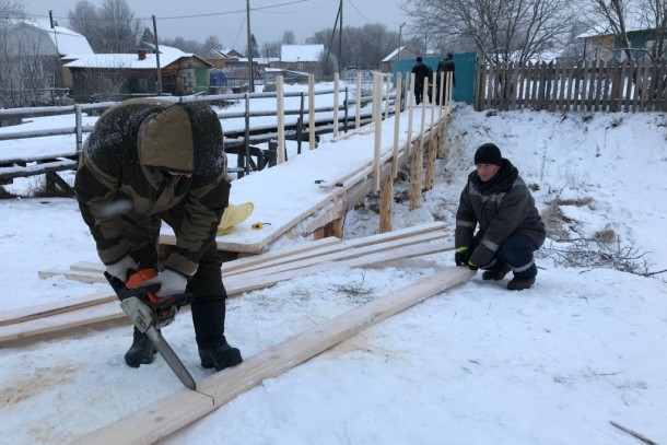 Ижемцы за выходные собственными силами возвели новый мост