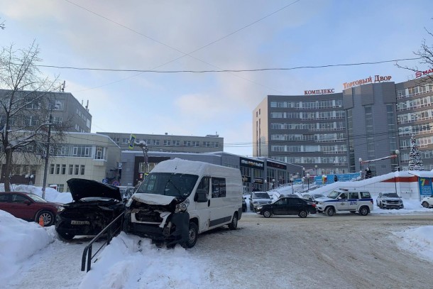 В столице Коми микроавтобус столкнулся с двумя автомобилями
