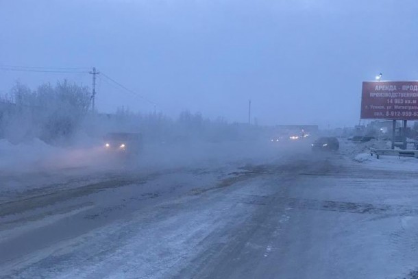 В Усинске устраняют порыв на водоводе