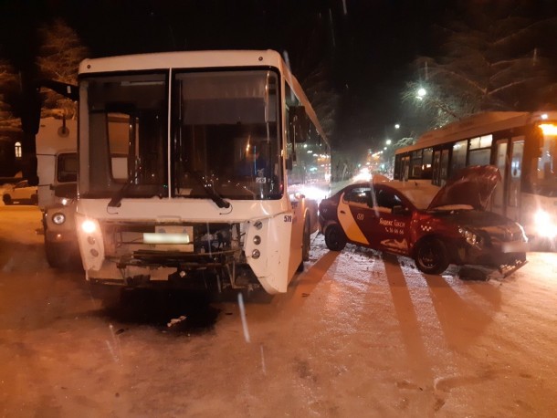 В Сыктывкаре столкнулись такси, автобус и грузовик
