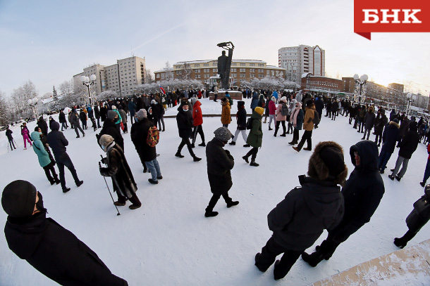 
В Сыктывкаре несанкционированная «прогулка» превратилась в шествие с лозунгами