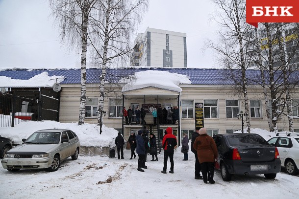 В Сыктывкаре сотрудники охранной фирмы по несколько часов ждут выдачи «нечистой» зарплаты