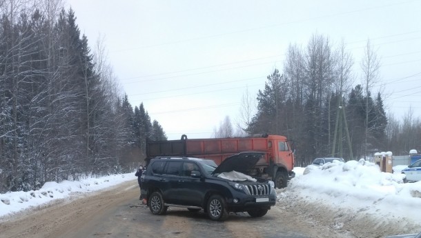 В Сыктывкаре КАМАЗ протаранил Toyota Land Cruiser