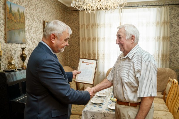 Владимир Уйба поздравил с 75-летием экс-председателя Совета министров Коми АССР