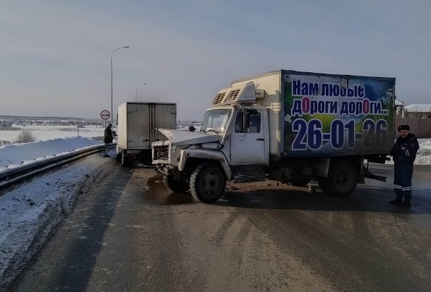 Под Выльгортом два фургона не поделили дорогу