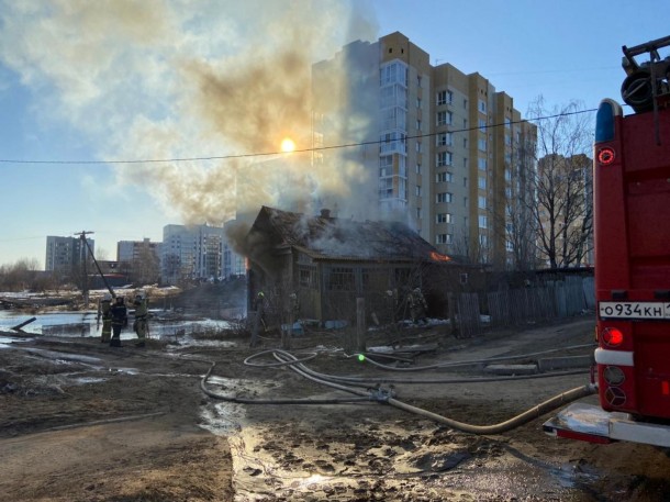 В сыктывкарском Давпоне полыхает дом