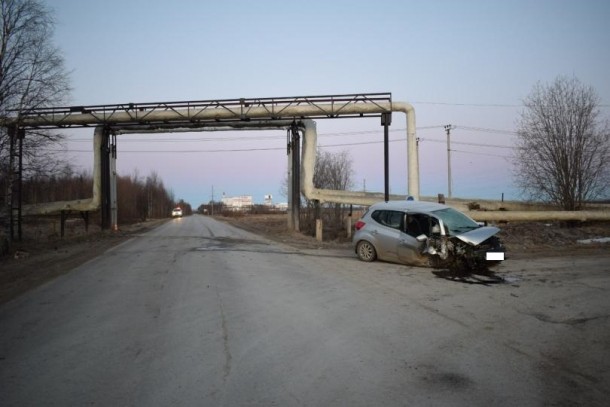 Под Ухтой водитель на Kia врезалась в опору трубопровода