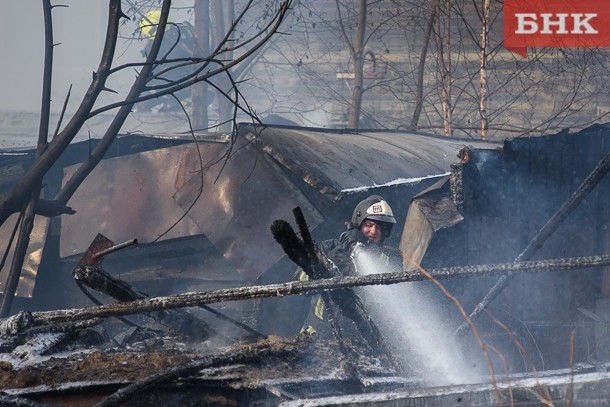 В Троицко-Печорском районе ликвидируют пожар в поселке Палью