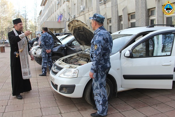 В Коми освятили служебные и личные автомобили сотрудников УФСИН