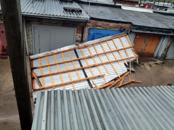 Сорвал крыши и повалил деревья: по Ухте и Сосногорску прошелся ураган