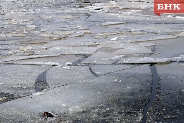 В Инте четыре человека провалились под лед