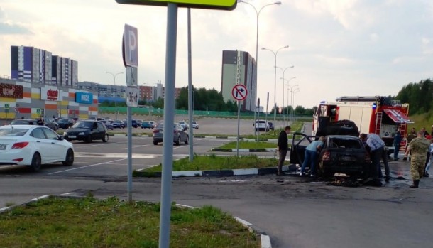В Сыктывкаре возле «Июня» тушили легковушку