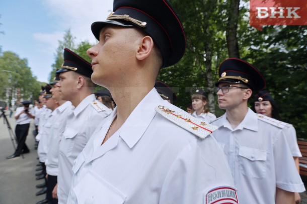 Полиция Коми отметила вековой юбилей наградами и с новыми машинами