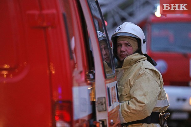 В Печоре пожарные спасли из огня двух человек