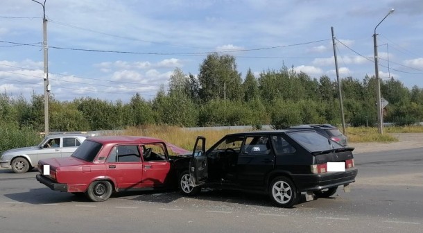 В Сыктывкаре два ВАЗа не поделили дорогу