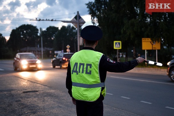 В Инте инспектор ГИБДД без осмотра поставил на госучет несколько сотен машин