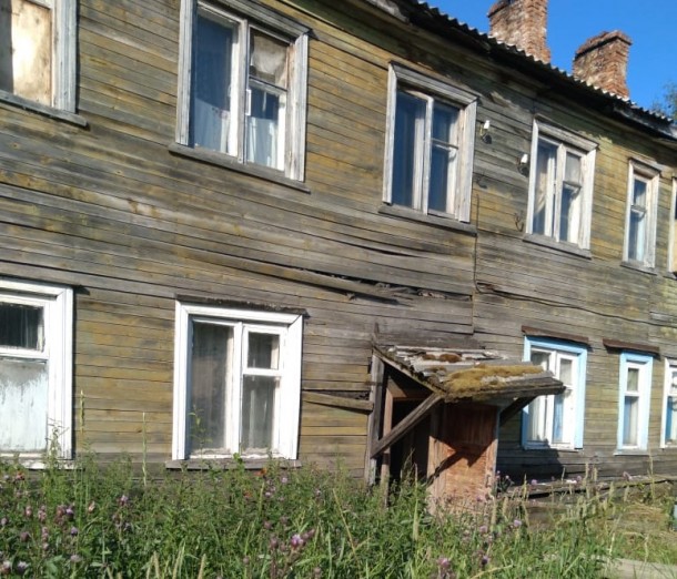 «Плывет, как корабль по волнам»: в Троицко-Печорске пятый год не могут расселить аварийный дом