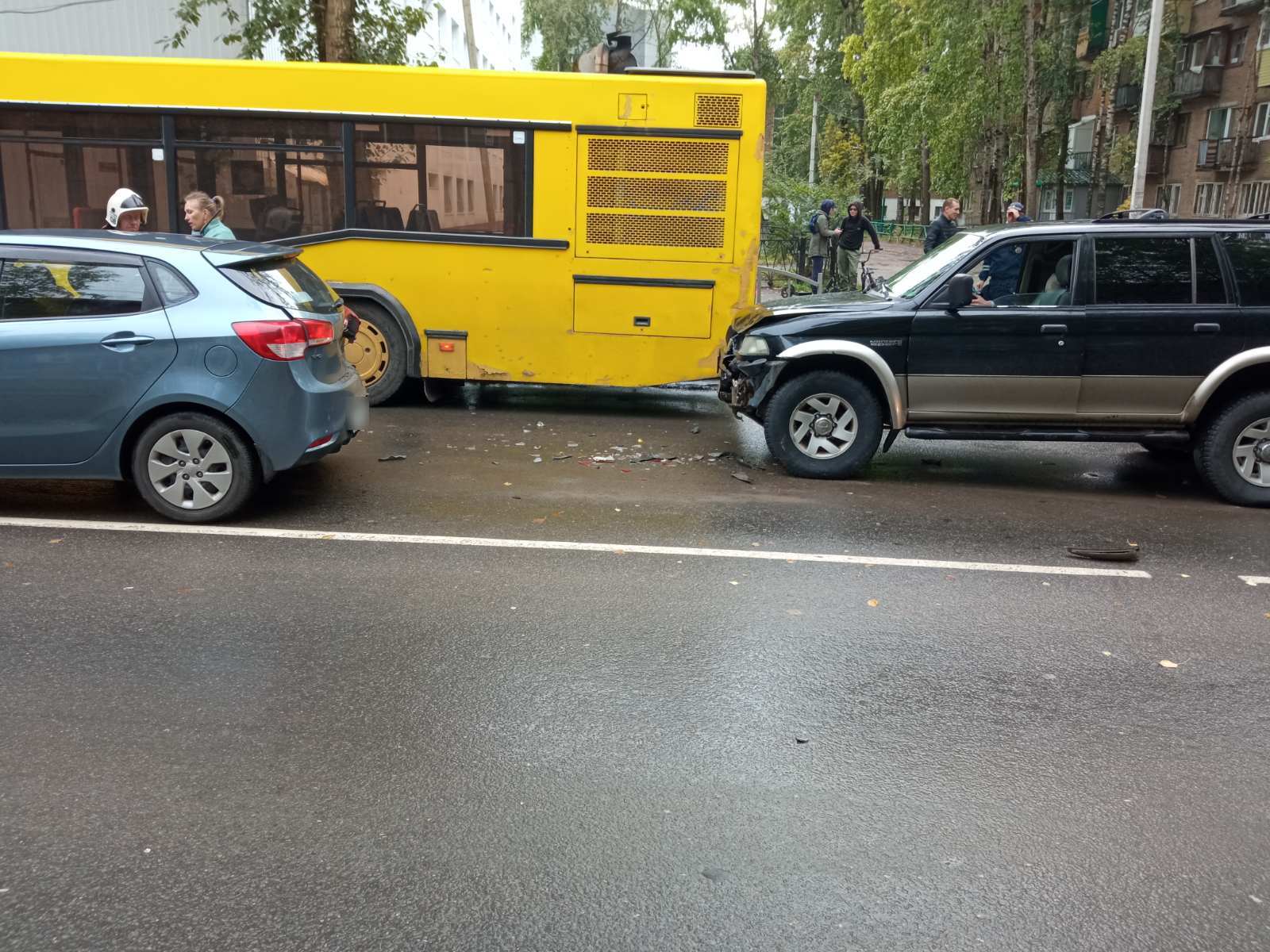 Напротив Магазина Стоит
