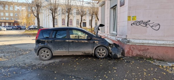 В Ухте иномарка врезалась в дом