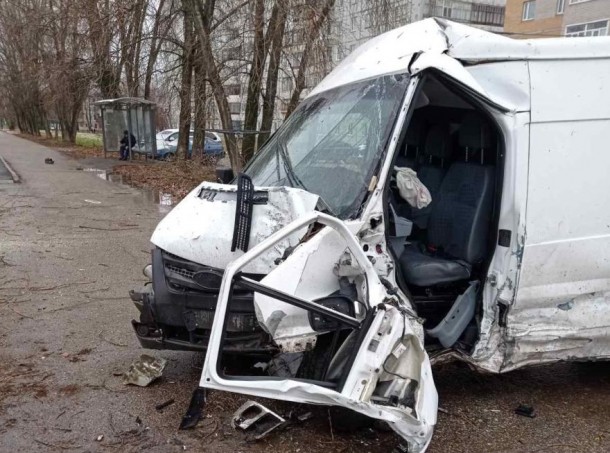 В Эжве водителя увезли в больницу после ДТП на перекрестке