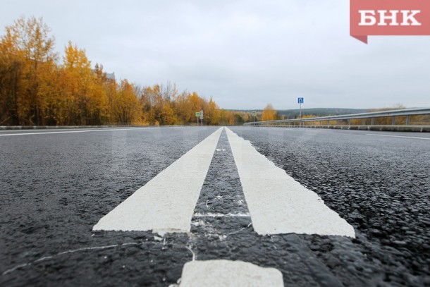 В Усть-Вымском районе мужчина шел по середине дороги и попал под машину 