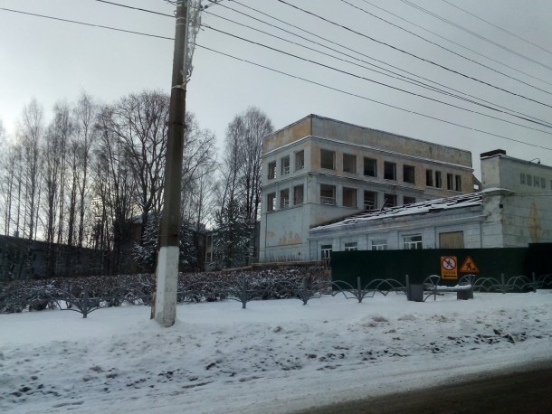 В Сыктывкаре перекрыли тротуар из-за реконструкции СГУ