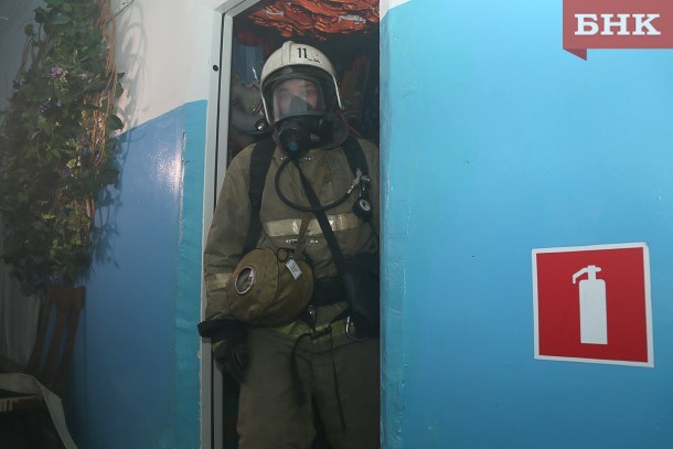 В Воркуте четырех жильцов дома пожарные спустили по лестнице