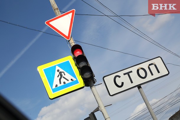 Водители пожаловались на светофор на загруженном перекрестке в Сыктывкаре