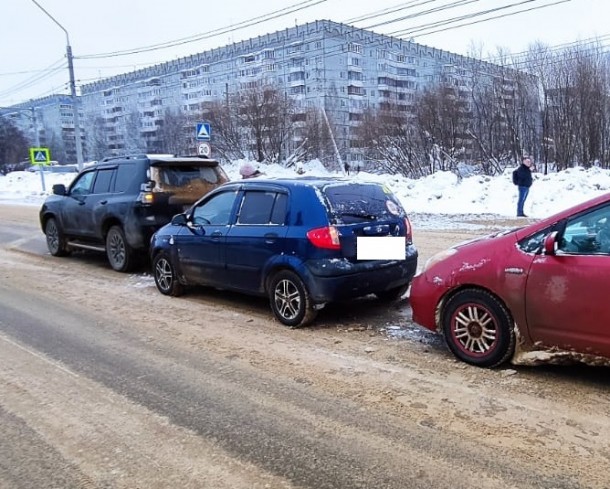 В Сыктывкаре столкнулись три автомобиля