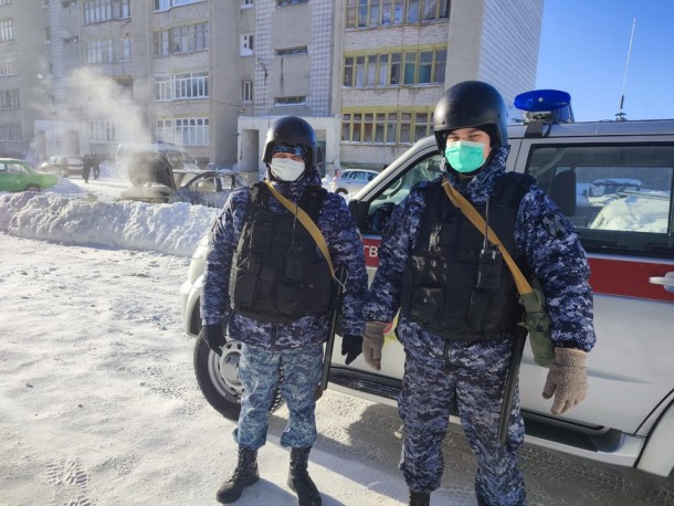 В Воркуте напротив здания Росгвардии сгорел автомобиль