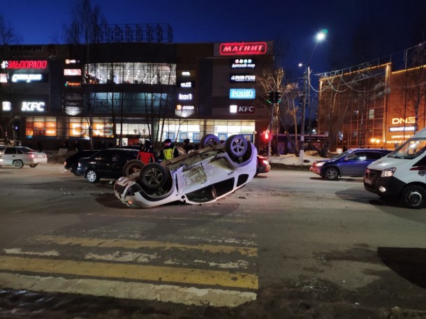 Иномарка оказалась на крыше после аварии в центре Сыктывкара