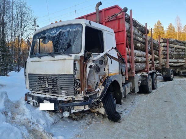 В Коми два грузовика не поделили объездную дорогу