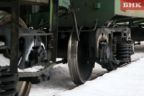 В Коми водитель снегохода погиб после столкновения с поездом