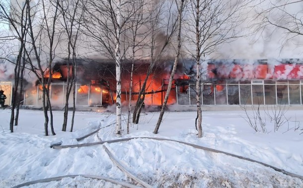 Усинцы возвращаются в квартиры после возгорания торгового центра в жилом доме