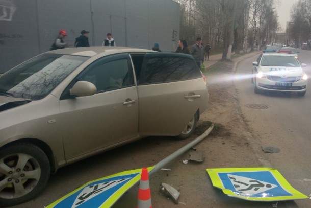 В Сыктывкаре дорожный знак упал на пешехода