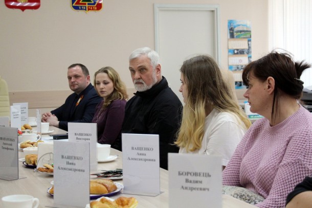 Владимир Уйба встретился с жителями ДНР и ЛНР, вынужденно покинувшими территорию Украины