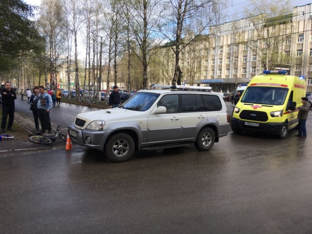 В Сыктывкаре юный велосипедист попал под машину