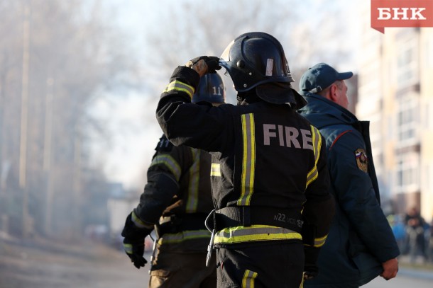 В Усинске на пожаре в общежитии спасли 35 человек