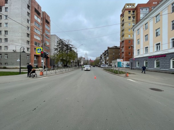 В Сыктывкаре на переходе велосипедист сбил пожилую женщину