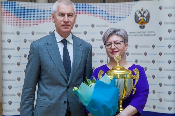 Министру спорта Коми вручили кубок за победу региона в Зимней Спартакиаде учащихся