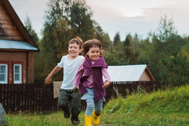 «Теперь нашим троим детям есть где погулять»: семья из Коми — о сельской ипотеке