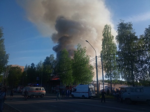 В МЧС назвали причину пожара в здании на улице Гаражной в Сыктывкаре