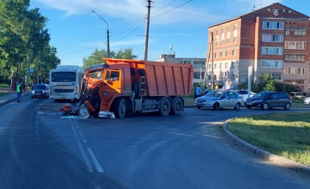Стало известно, кто пострадал при столкновении пассажирского автобуса и КамАЗа в Сыктывкаре