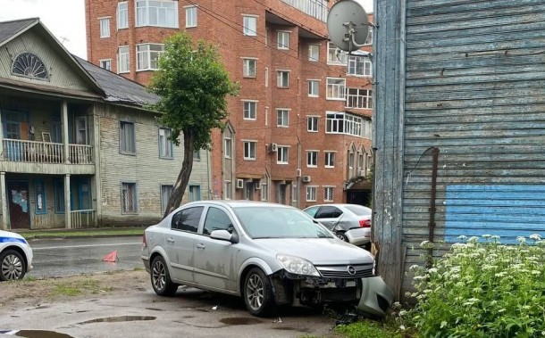 В Сыктывкаре машина протаранила дом