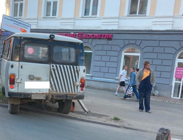 Народный корреспондент: «В Сыктывкаре «буханка» оказалась на тротуаре»